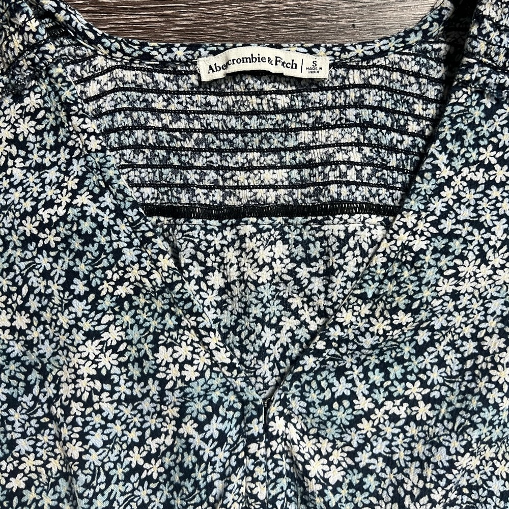 3/$21 Abercrombie & Fitch top - Picture 6 of 9